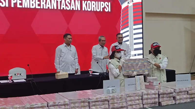 Komisi Pemberantasan Korupsi (KPK) memamerkan uang sitaan senilai Rp81,9 miliar dalam kasus yang menjerat Gubernur nonaktif Papua Lukas Enembe, Senin (26/6/2023). (Foto: Fachrur Rozie/Liputan6.com)