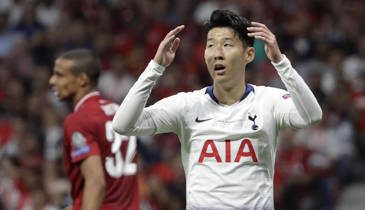 Penyerang Tottenham Hotspur, Son Heung-min, tampak kecewa usai gagal membobol gawang Liverpool pada laga Liga Champions 2019 di Stadion Wanda Metropolitano, Madrid, Minggu (2/6). Liverpool menang 2-0 atas Tottenham Hotspur. (AP/Felipe Dana)
