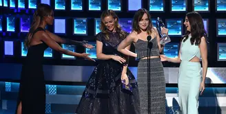 ‘Wardrobe Malfunction’ dapat terjadi pada siapa pun, kejadian yang paling tak diharapkan terjadi di depan umum ini menimpa bintang film ‘Fifty Shades of Grey’, Dakota Johnson di ajang People’s Choice Award. (AFP/Bintang.com)