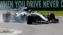 Aksi pembalap Mercedes Lewis Hamilton dalam balapan F1 GP Italia, di arena Monza, Italia (3/9). Atas kemenangannya itu, Lewis Hamilton juga berhasil menggeser posisi Sebastian Vettel sebagai pemuncak klasemen sementara F1 2017. (AP Photo/Luca Bruno)