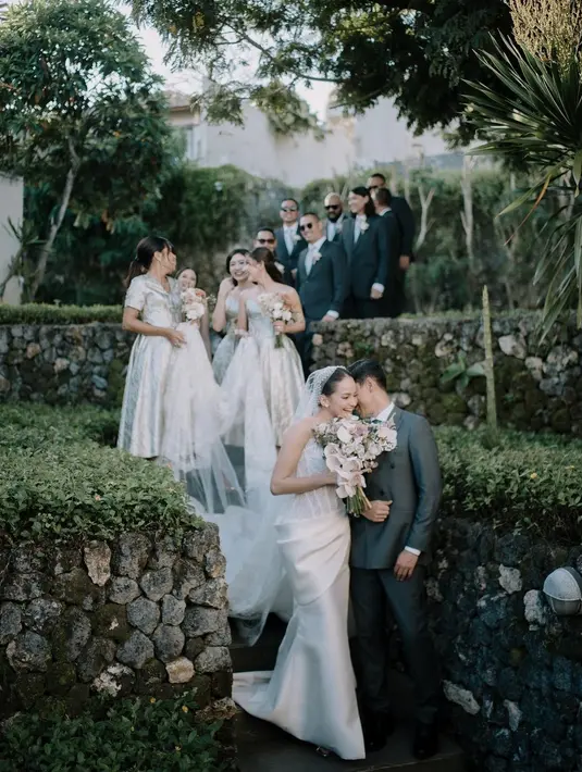 Selain penampilan sang pengantin, para bridesmaid yang mendampingi juga tak kalah mencuri perhatian. [Foto: IG/enzystoria].
