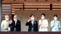 (Kiri-Kanan) mantan Permaisuri Michiko, mantan Kaisar Akihito, Kaisar Naruhito, Permaisuri Masako, dan Putri Aiko melambai pada para simpatisan untuk ucapan selamat Tahun Baru 2023 di Istana Kekaisaran di Tokyo pada 2 Januari 2023. (YOSHIKAZU TSUNO/POOL/AFP)