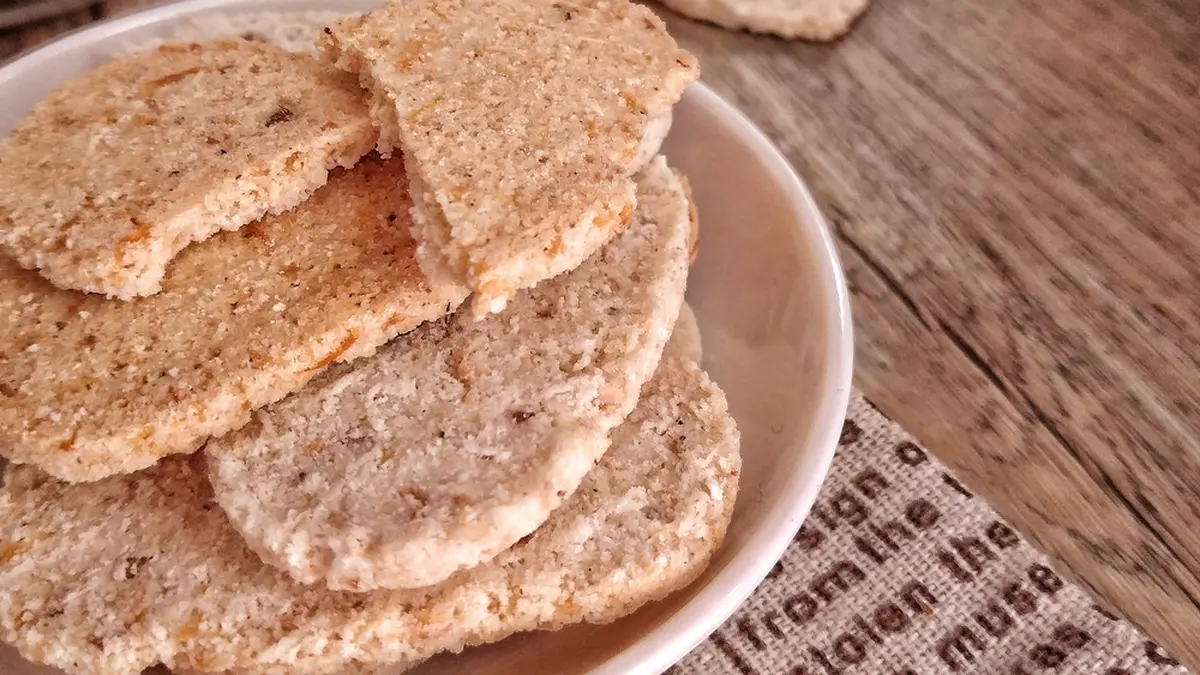 Kue Sagon Tradisional: Potret kue sagon yang renyah dengan tekstur lembut, terbuat dari kelapa parut, tepung ketan, dan gula. Camilan khas nusantara yang penuh kenangan