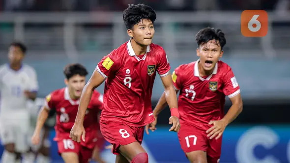 <p>Selebrasi pemain Timnas Indonesia U-17, Arkhan Kaka (tengah) setelah mencetak gol penyeimbang 1-1 ke gawang Timnas Panama U-17 lewat sundulan kepala pada laga kedua Grup A Piala Dunia U-17 2023 di Stadion Gelora Bung Tomo (GBT), Surabaya, Senin (13/11/2023). (Bola.com/Bagaskara Lazuardi)</p>
