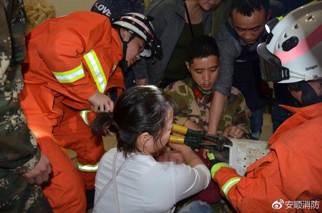 Petugas pemadam kebakaran bekerja dengan hati-hati agar tubuh balita tidak terluka | Photo: Copyright shanghaiist.com