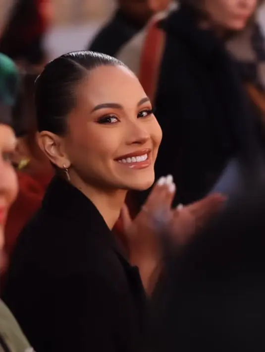 Ia mengenakan makeup bernuansa warm, dengan diaplikasikan lipstik kecoklatan glossy, blush on dan eyeshadow warna sepadan. Rambut diikat model bun dengan bagian depan begitu rapi. [@alyssadaguise]