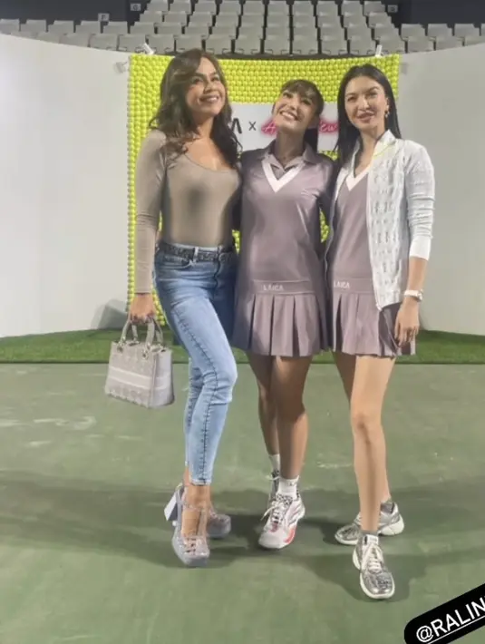 <p>Lalu Raline Shah tampil dengan dress tenis dipadukan cardigan lace dan sneakers silver. @melaney_ricardo.</p>