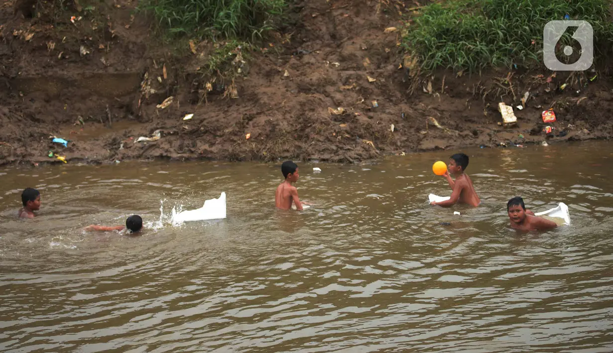 Anak-anak bermain di aliran Kali Ciliwung, Kampung Pulo, Jakarta, Jumat (2/12/2022). Anak-anak tetap bermain di sungai walaupun membahayakan keselamatan tanpa pengawasan orangtua, di mana dalam sepekan terakhir ini Jakarta diguyur hujan dengan intensitas curah hujan tinggi. (merdeka.com/Imam Buhori)