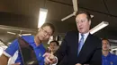 David Cameron berbicara dengan siswa saat melihat perangkat lunak untuk printer 3D di Sekolah Menengah Commonwealth, Singapura, Rabu  (29/7/2015). Cameron menunjukkan pentingnya Asia Tenggara sebagai tempat usaha yang berpotensi. (REUTERS/Edgar Su)