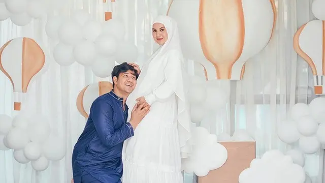 7 Style Irish Bella saat Hamil Tua, Tampil Menawan dan Curi Perhatian