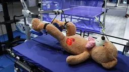 Robot rehabilitasi bekerja di paviliun pameran outdoor di dekat China National Convention Center, lokasi penyelenggaraan CIFTIS, di Beijing Olympic Park di Beijing, China (1/9/2020). CIFTIS, platform utama untuk perdagangan jasa di China, akan dihelat pada awal September di Beijing. (Xinhua/Peng Ziy