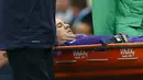 Kiper Manchester City, Joe Hart, harus ditandu keluar karena cedera menjelang akhir pertandingan Liga Inggris pekan ke-31 di Stadion Etihad, Manchester, Minggu (20/3/2016). (Reuters/Jason Cairnduff)