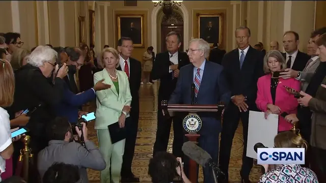 Senator AS Mitch McConnell kembali muncul usai nge-freeze saat konferensi pers.