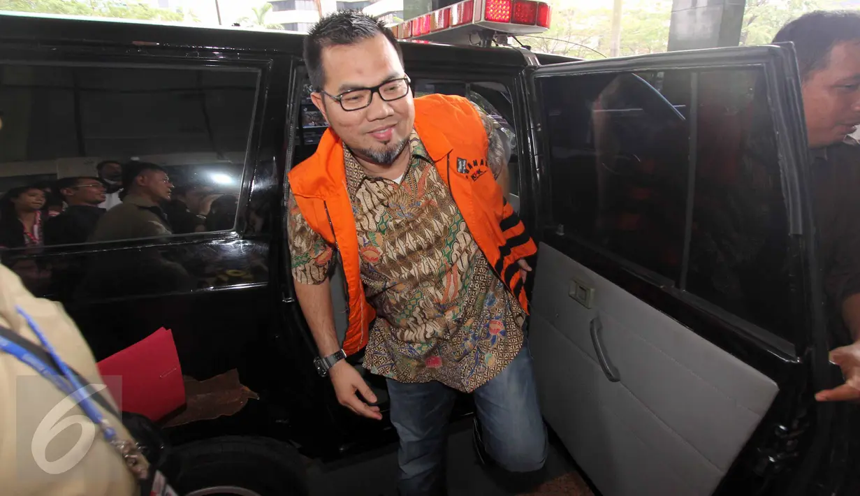 Bupati Empat Lawang Budi Antoni Aljufri tiba di Gedung KPK, Jakarta, Rabu (22/7). KPK memeriksa Bupati Empat Lawang beserta istri Suzana Budi Antoni yang sudah menjadi tersangka dugaan suap kepada Akil Mochtar. (Liputan6.com/Helmi Afandi)