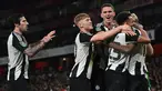 Pemain depan Newcastle United, Alexander Isak dikerumuni rekan setimnya setelah mencetak gol pembuka pada leg pertama semifinal Carabao Cup 2024/2025 melawan Arsenal di Stadion Emirates, London pada Selasa 7 Januari 2025 waktu setempat atau Rabu 8 Januari 2025 dini hari WIB. (Glyn KIRK/AFP)