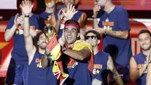Penyerang Timnas Spanyol, Ferran Torres, mengangkat trofi juara Piala Dunia 2026 dalam perayaan di Cibeles Square, Madrid, pada 20 Juli 2026. (Oscar DEL POZO / AFP)