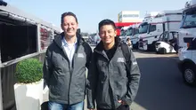 Rio Haryanto (kanan) dan manajernya, Piers Hunnisett, saat menjalani tes pra-musim bersama Manor Racing di Sirkuit Cataluna, Barcelona, Spanyol, Minggu (21/2/2016). (Bola.com/Reza Khomaini)