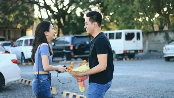 Kasih Kode Nggak Suka Bunga, Wanita Ini Dikasih Sebuket Nugget