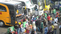 Sejumlah calon penumpang bersiap menaiki bus di Terminal Kampung Rambutan, Jakarta, Minggu (10/6). Lebih dari 28 ribu pemudik sudah meninggalkan Ibu Kota menuju kampung halamannya dengan bus hingga H-5 Lebaran 2018 pagi ini. (Merdeka.com/Arie Basuki)