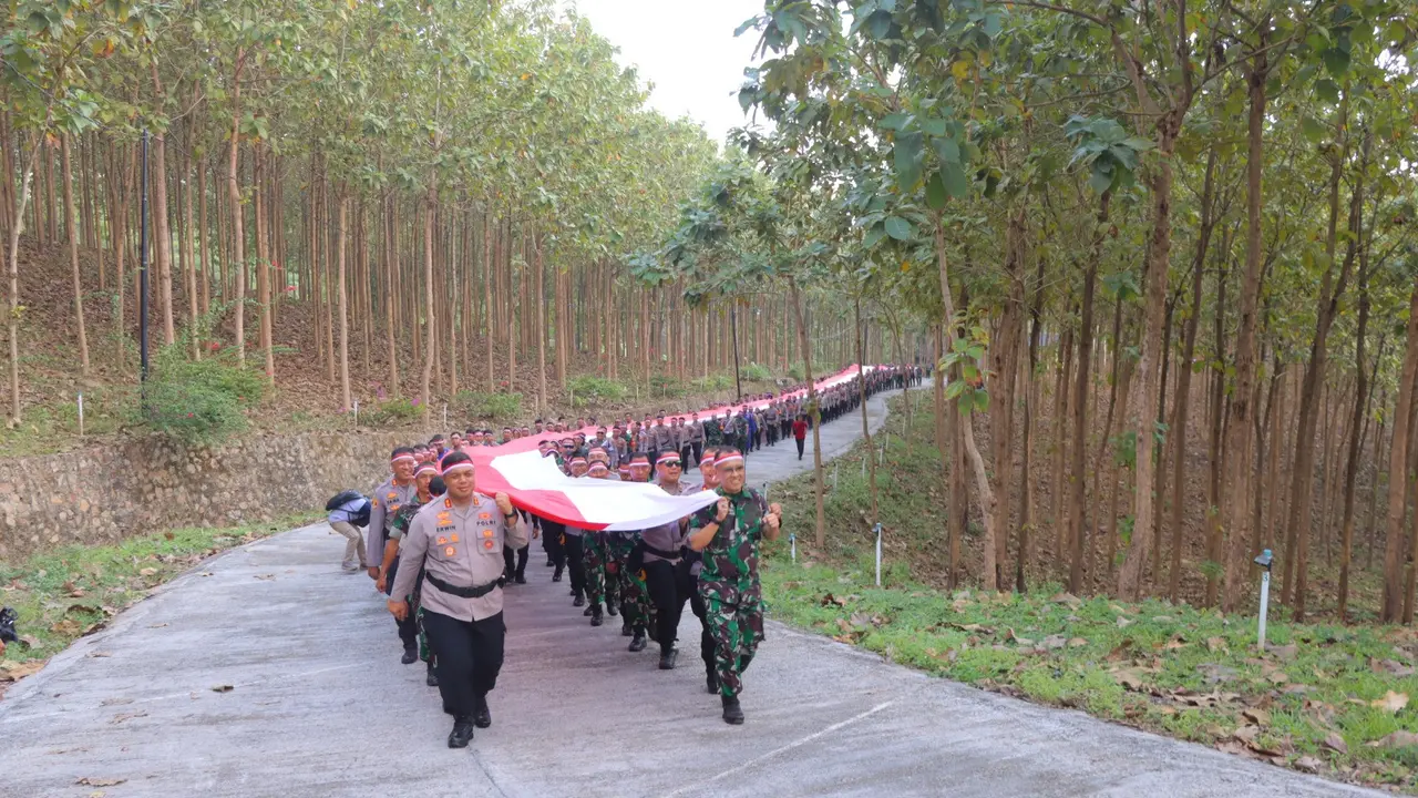 Bendera merah putih sepanjang 79 meter dibentangkan di Bandar Lampung.  Foto : (Istimewa).