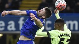 Pemain Chelsea, Gary Cahill (kiri), berebut bola dengan pemain Manchester City, Oluwatosin Adarabioyo, dalam putaran kelima Piala FA di Stadion Stamford Bridge, London, (21/2/2016). (Reuters/Toby Melville)