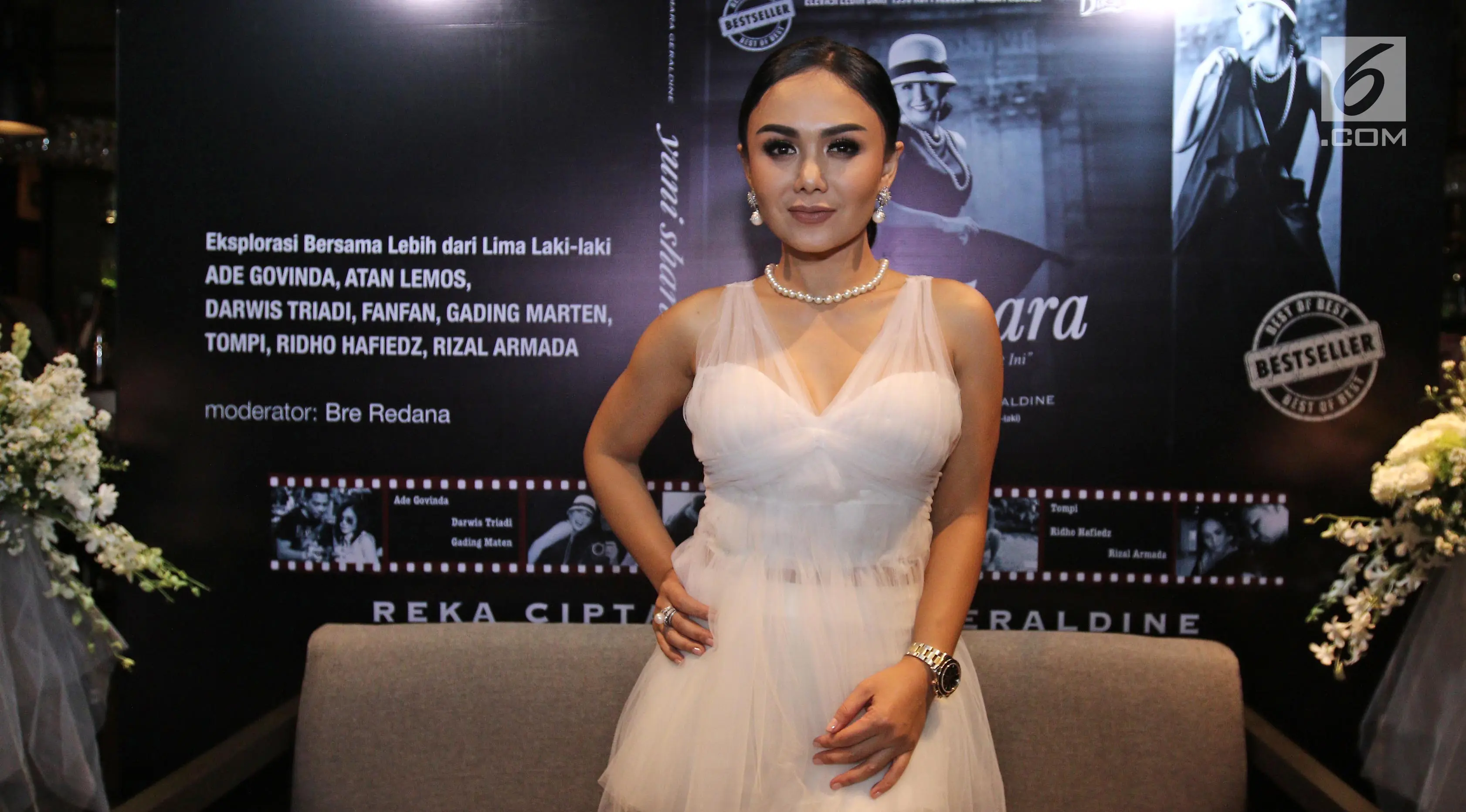 	Penyanyi Yuni Shara berpose untuk difoto saat peluncuran buku bertajuk Waktu Terbaik adalah Saat Ini di Kawasan Kemang, Jakarta, Rabu (27/9). Penyanyi berusia 45 tahun ini tampil anggun mengenakan pakaian serba putih. (Liputan6.com/Herman Zakharia)