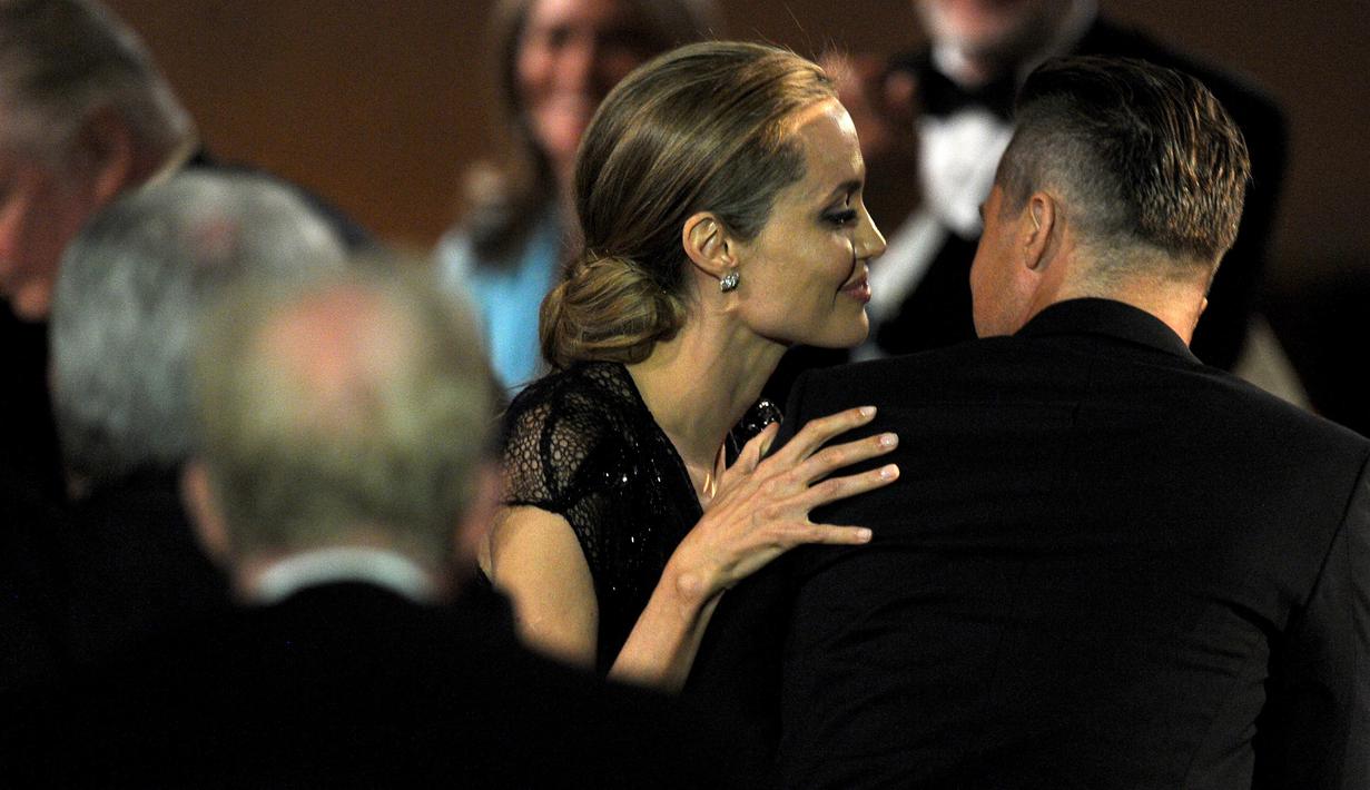Kemesraan Angelina Jolie dan Brad Pitt pada Academy of Motion Picture Arts and Sciences di California, 16 November 2013. Keduanya terakhir kali terlihat bersama pada Juli 2016 saat merayakan ulang tahun anak kembar mereka. (Kevin Winter/Getty Images/AFP)