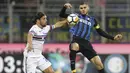 Kapten Inter Milan, Mauro Icardi, berebut bola dengan bek Sampdoria, Matias Silvestre, pada laga Serie A di Stadion Giuseppe Meazza, Selasa (24/10/2017). Inter Milan menang 3-2 atas Sampdoria. (AP/Luca Bruno)