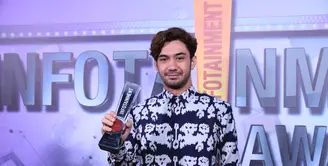 Dunia akting dan perfilman bukanlah hal yang asing bagi Reza Rahadian. Telah berkecimpung selama 11 tahun, Reza pun sangat pantas dinobatkan sebagai Celebrity of The Year di Infotainment Awards 2017. (Adrian Putra/Bintang.com)