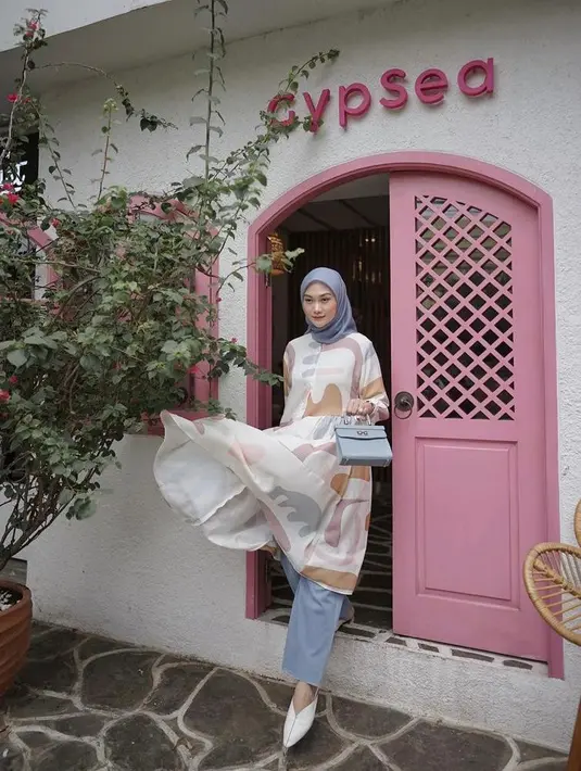 Outfit hijab dengan perpaduan warna yang tepat bisa menampilkan look yang super stylish. Lihat saja penampilan fashion blogger Indah Nada Puspita ini. (Instagram/indahnadapuspita).