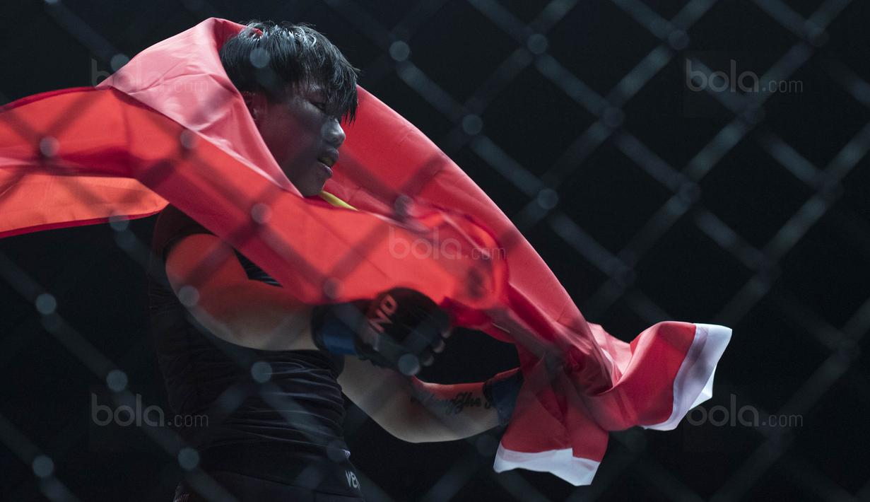 Petarung Cina, Xiong Jing Nan, berhasil mengalahkan petarung Singapura, Tiffany Teo, saat laga One Championship di JCC Senayan, Jakarta, Sabtu (20/1/2018). Jing Nan berhasil merebut juara dunia kelas jerami. (Bola.com/Vitalis Yogi Trisna)