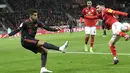 <p>Bek Bayern Muenchen, Joao Cancelo berusaha mengumpan bola dari kawalan bek Mainz 05, Aaron Martin selama pertandingan babak 16 besar Piala Jerman (DFB Pokal) di Mewa Arena, Mainz, Jerman (1/2/2023). Di debutnya, Joao Cancelo membantu Bayern mengamankan tiket perempat final ajang DFB Pokal dengan mengalahkan Mainz 4-0. (AFP/Thomas Kienzle)</p>