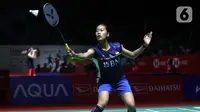 Tunggal putri Indonesia Putri Kusuma Wardani saat melawan wakil Jepang Natsuki Nidaira pada babak 16 besar Indonesia Masters 2024 di Istora Senayan, Jakarta, Indonesia, Kamis (25/1/2024). Putri KW kalah dua gim langsung dengan skor 20-22 dan 16-21. (Bola.com/M. Iqbal Ichsan)