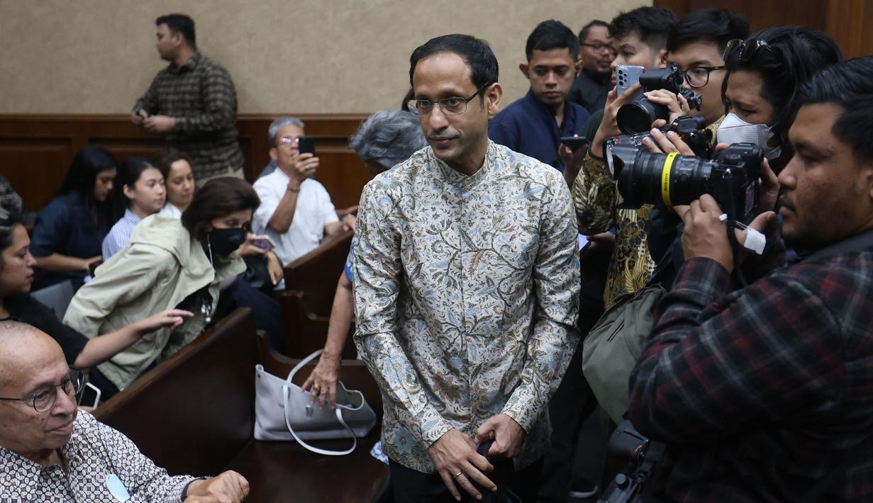 Mantan Menteri Pendidikan, Kebudayaan, Riset, dan Teknologi (Mendikbudristek), Nadiem Anwar Makarim bersiap mengikuti persidangan lanjutan di Pengadilan Tindak Pidana Korupsi (Tipikor) pada Pengadilan Negeri Jakarta Pusat, Senin (19/1/2026). Sidang kasus dugaan korupsi pengadaan laptop Chromebook dan CDM pada program digitalisasi pendidikan tahun 2019-2022 dengan terdakwa mantan Menteri Pendidikan, Kebudayaan, Riset, dan Teknologi (Mendikbudristek), Nadiem Anwar Makarim kembali digelar. (Kapanlagi.com/Budy Santoso)