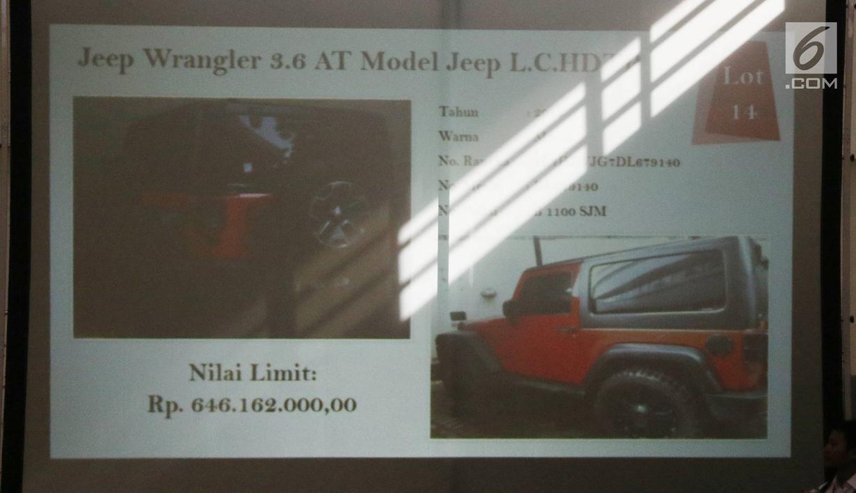 Petugas menunjukkan mobil yang dilelang dalam bentuk presentasi di Gedung Komisi Pemberantasan Korupsi (KPK), Jumat (24/11). Setidaknya terdapat 54 barang yang dilelang oleh KPK. (Liputan6.com/Immanuel Antonius)