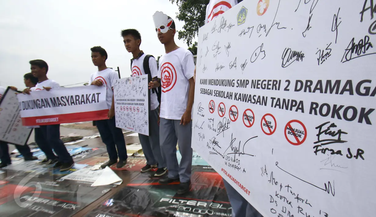 Sejumlah pelajar yang mewakili dari 30 sekolah Bekasi, Tangerang dan Bogor saat beraksi di depan Istana Presiden, Jakarta, Sabtu (25/2). (Liputan6.com/Helmi Afandi)