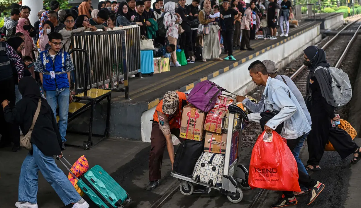 Selama masa angkutan Lebaran 2025, setiap harinya KAI Daop 8 Surabaya memberangkatkan 58 KA Jarak jauh, yang terdiri dari 49 KA jarak jauh regular dan 9 KA Jarak jauh tambahan. (JUNI KRISWANTO/AFP)