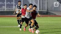 Pemain Timnas Indonesia, Ezra Walian (kedua kanan) saat latihan di Lapangan Stadion Madya, Kompleks GBK, Jakarta, Rabu (10/11/2021). Timnas Indonesia akan melaksanakan pemusatan latihan dan dua laga uji coba di Turki sebagai persiapan menghadapi Piala AFF 2020. (Liputan6.com/Helmi Fithriansyah)