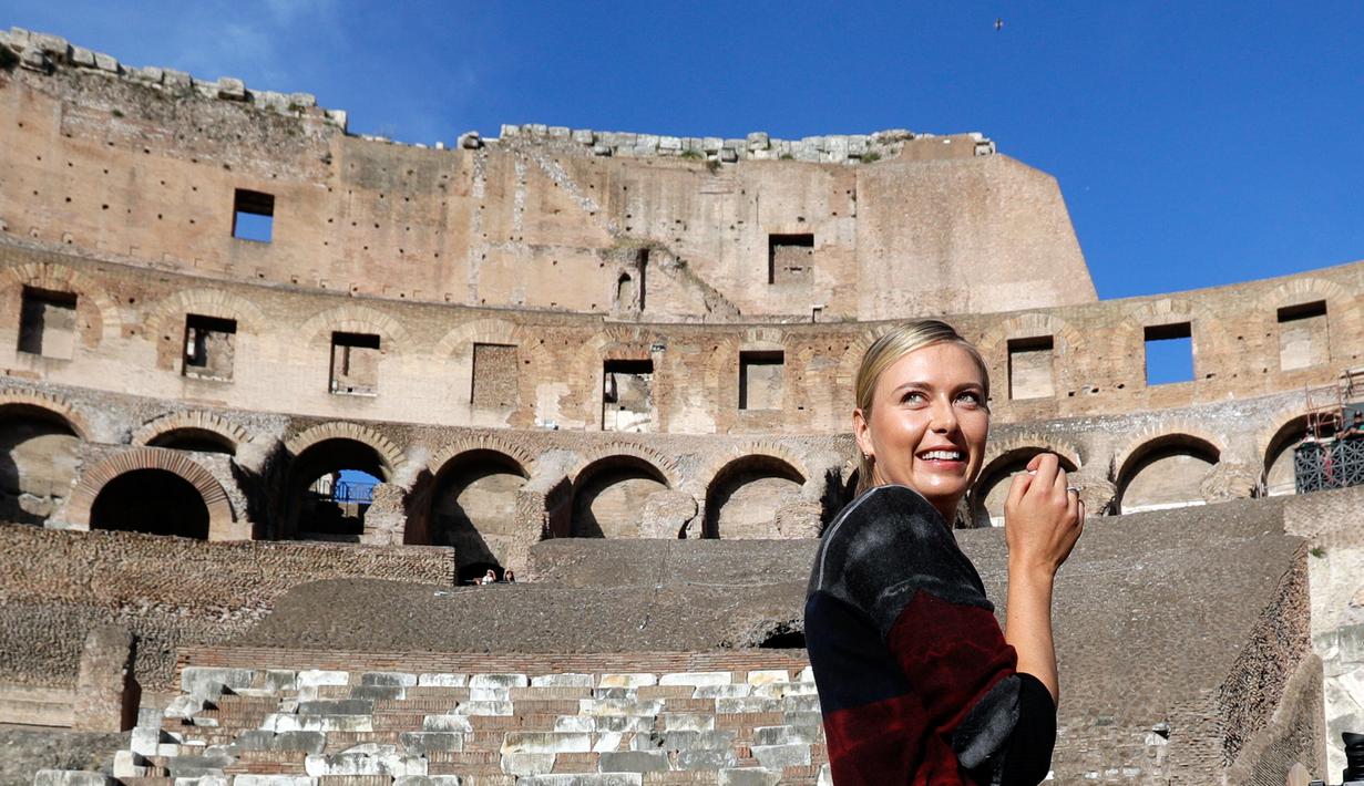 Petenis asal Rusia, Maria Sharapova berpose saat mengunjungi Colosseum, Roma, Italia (14/5). Jelang turnamen tenis Italia Terbuka Sharapova menyempatkan jalan-jalan ke tempat bersejarah tersebut. (AP Photo / Gregorio Borgia)