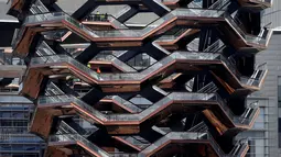 Konstruksi bangunan Vessel di proyek pembangunan Hudson Yards, Manhattan West Side, New York, AS, Selasa (12/3). Vessel merupakan tangga terbuka barbalut kulit baja dengan polesan warna tembaga. (REUTERS/Mike Segar)