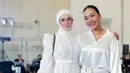 Mulan Jameela juga hadir mengenakan kerudung putih dipadukan long dress lengan panjang puff dengan aksen kancing dan belt warna senada. Denada juga tampak hadir mengenakan kemeja satin lengan panjang dipadukan belt Hermes dan celana panjang senada. [@mulanjameela1]