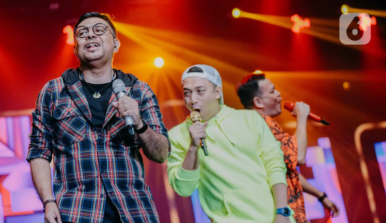 Grup musik Kahitna tampil dalam pada hari ketiga BNI Java Jazz Festival 2022 di Jakarta International Expo, Kemayoran, Jakarta Pusat, Minggu (29/5/2022). Kahitna membawakan sejumlah tembang hits miliknya seperti, Anda Dia Tahu dan Cantik. (Liputan6.com/Faizal Fanani)