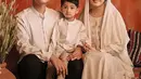 Foto keluarga yang manis dari Gibran dan Selvi bersama sang buah hati. Ketiganya kompak mengenakan busana yang santun bernuansa serba putih. [Foto: Instagram/doleytobing]