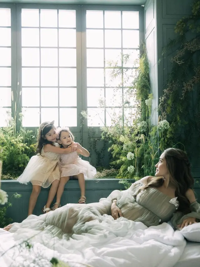Yasmine Wildblood bersama dua anaknya yang cantik (Instagram/yaswildblood)