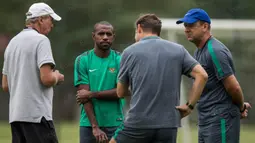 Pelatih Timnas Indonesia, Alfred Riedl, bersama staff kepelatihan memberikan pengarahan kepada Boaz Solossa sebelum memulai latihan di Lapangan SPH Karawaci, Banten, Minggu (11/12/2106). (Bola.com/Vitalis Yogi Trisna)