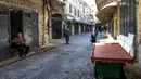 Orang-orang berjalan melewati toko-toko yang tutup menyusul seruan pemogokan umum untuk mendukung warga Palestina di Jalur Gaza, di kota Nablus di Tepi Barat, pada 25 Oktober 2023. (Zain JAAFAR/AFP)