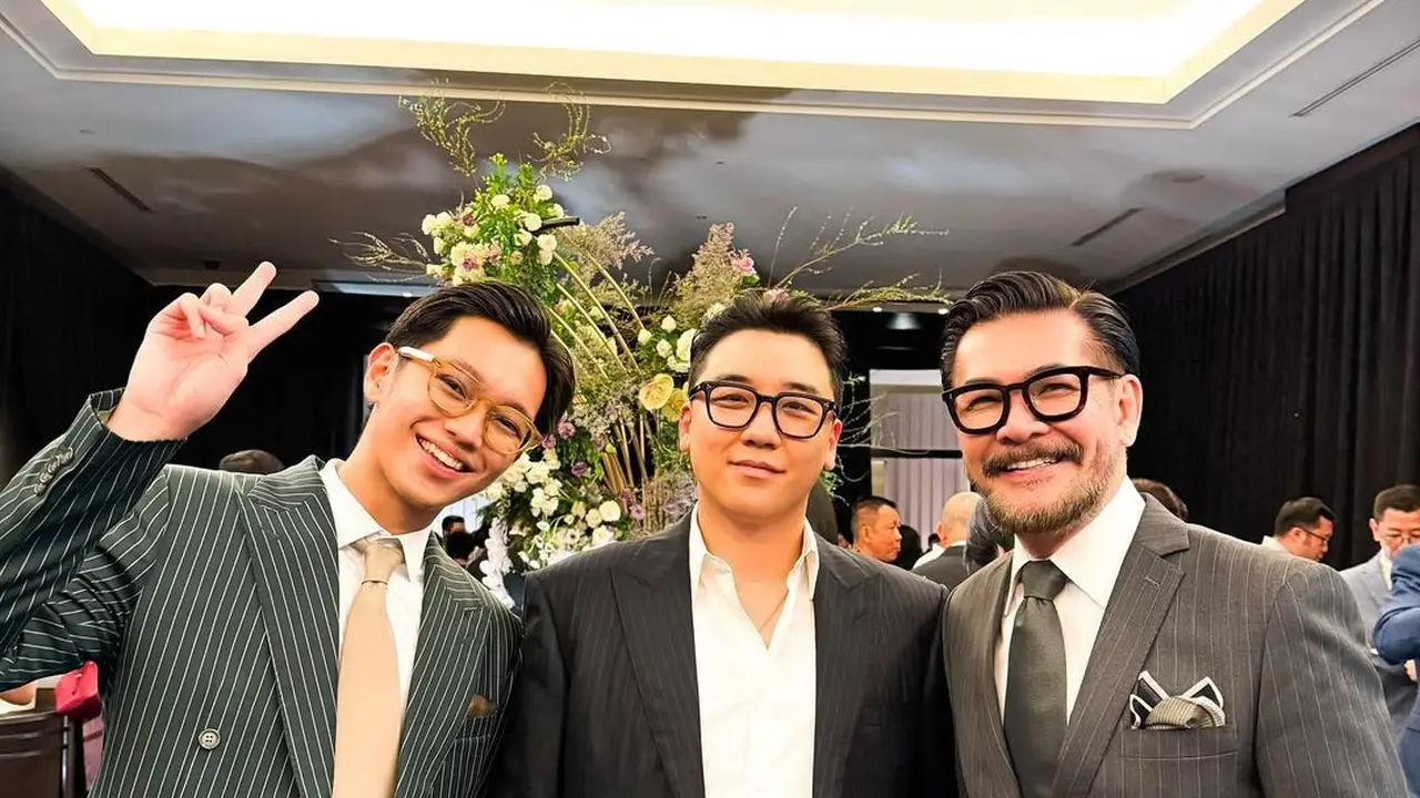 Potret Ferry Salim dan putranya Brandon bersama Seungri eks Bigbang di pernikahan Putri Sudali. [Foto: Instagram/ferrysal1m]
