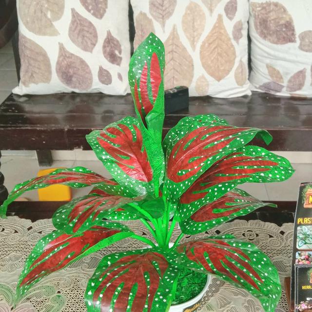 Replika tanaman hias dari plastik kresek bekas