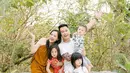 Belum lama ini, Eza Ginonino membawa istri dan anaknya menikmati liburan di Bali. Pasangan yang telah dikaruniai tiga orang anak itu tampak bahagia menikmati liburan bersama. [Instagram/ma_coritha/malons93]
