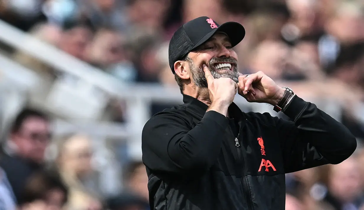 Pada musim ini, performa Liverpool tidak terlalu menggembirakan. The Reds harus berada di urutan ke-8 klasemen usai kalah dari klub promosi Liga Inggris 2022/2023, Nottingham Forest. Sorotan tajam juga mengarah ke pelatih mereka, Jurgen Klopp. Meski diprediksi belum akan kehilangan kursinya dalam waktu dekat, manajer asal Jerman tersebut perlu segera membalikkan keadaan. (AFP/Paul Ellis)